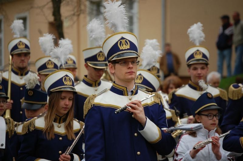 Kwidzyn: Przemarsz ulicami miasta i wspólne śpiewanie pieśni patriotycznych z okazji Święta 3 Maja