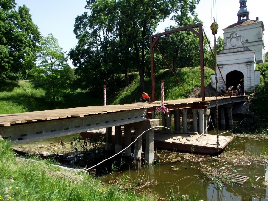 Trwa przebudowa mostu - kładki dla pieszych nad fosą w parku miejskim w Zbąszyniu