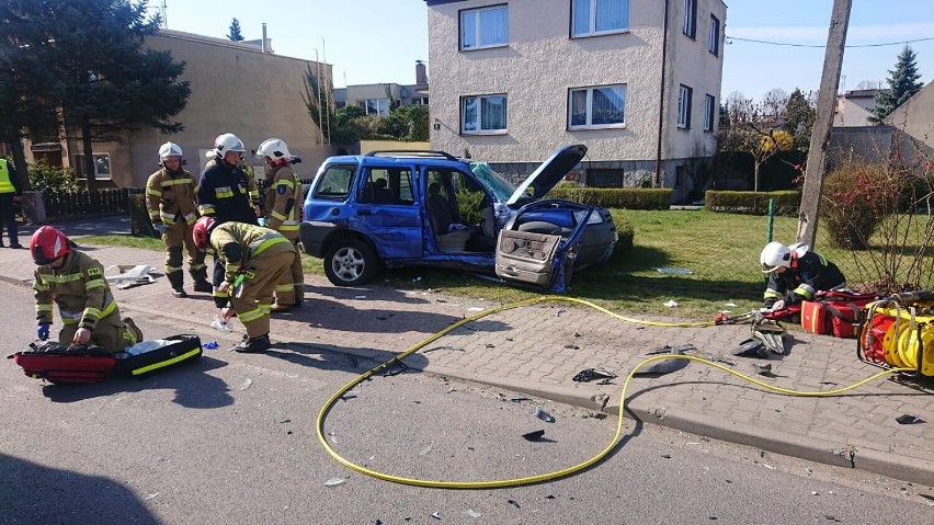 Wypadek na skrzyżowaniu w Rakoniewicach. Ciężarówka zderzyła się z osobówką 