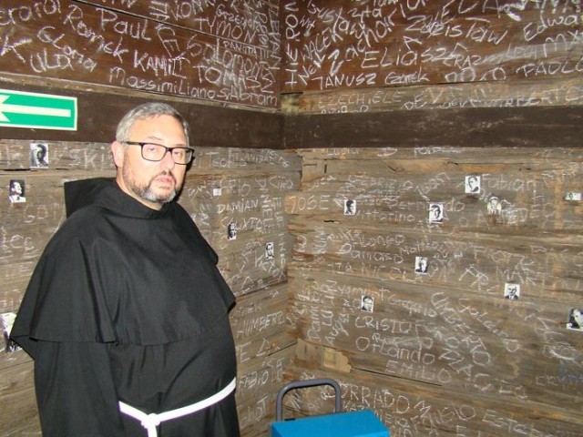 Franciszkanin o. Piotr Cuber, gwardian klasztoru w Harmężach na wystawie prof. Mariana Kołodzieja