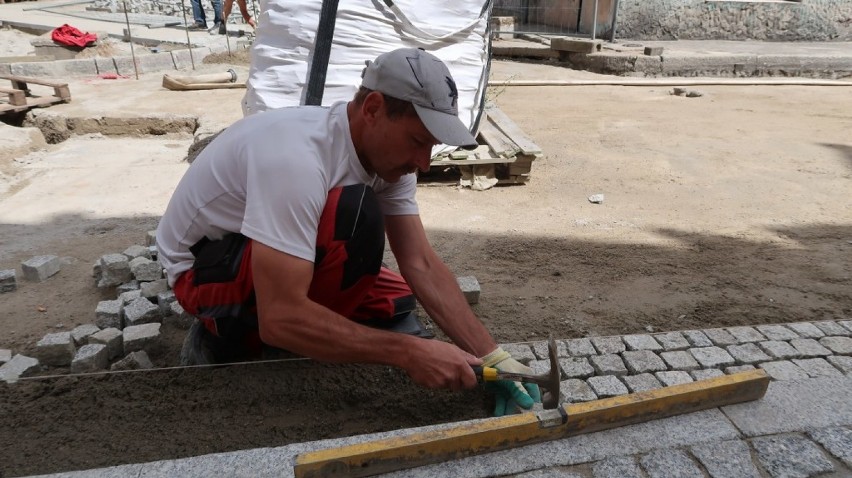 Góra. Trwają prace budowlane na ulicy Piłsudskiego. Na razie prace prowadzone są jednak tylko na chodnikach. Dlaczego?