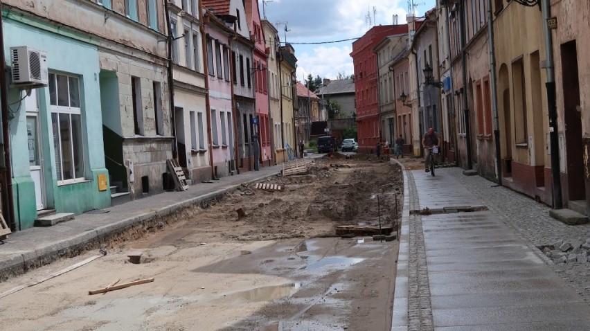 Góra. Trwają prace budowlane na ulicy Piłsudskiego. Na razie prace prowadzone są jednak tylko na chodnikach. Dlaczego?