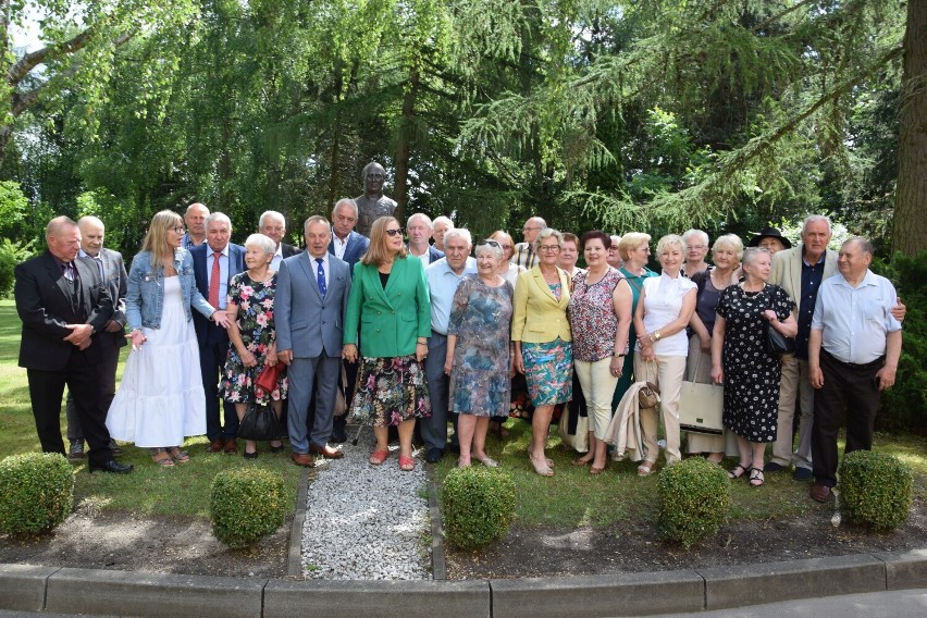 Maturzyści sprzed pół wieku znowu w Zespole Szkół nr 6 im....