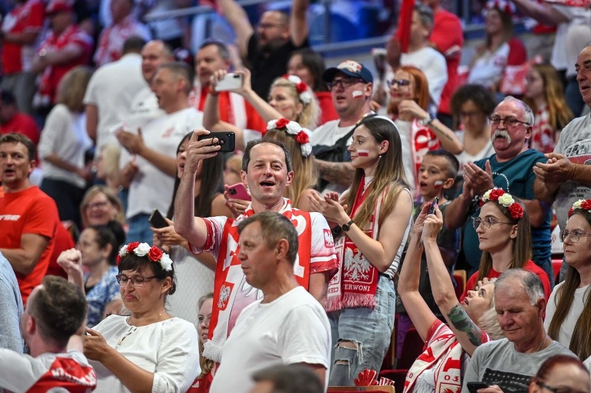 Kibice mocno wspierali polskich siatkarzy w meczu z Japonią,...
