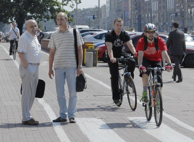 W 2011 roku w Łodzi nie przybędzie nawet metr nowej ścieżki rowerowej, bo nawalili ich projektanci. Zamiast tego będzie więcej stojaków dla rowerów.