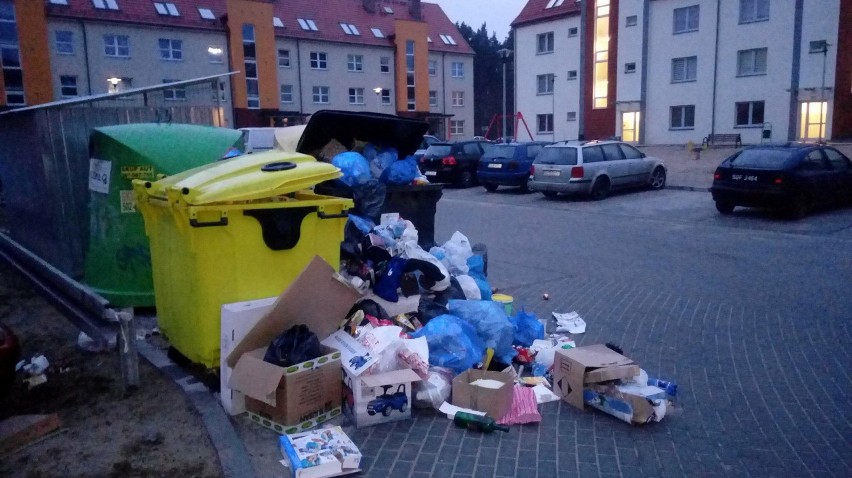 Mieszkańcy Marusarzówny 6 apelują o usunięcie śmietników sprzed ich bloku
