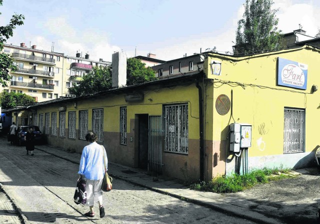 Lokal, w którym przy ul. Kartuskiej 73a działa sklep Fart,  wymaga pilnego remontu