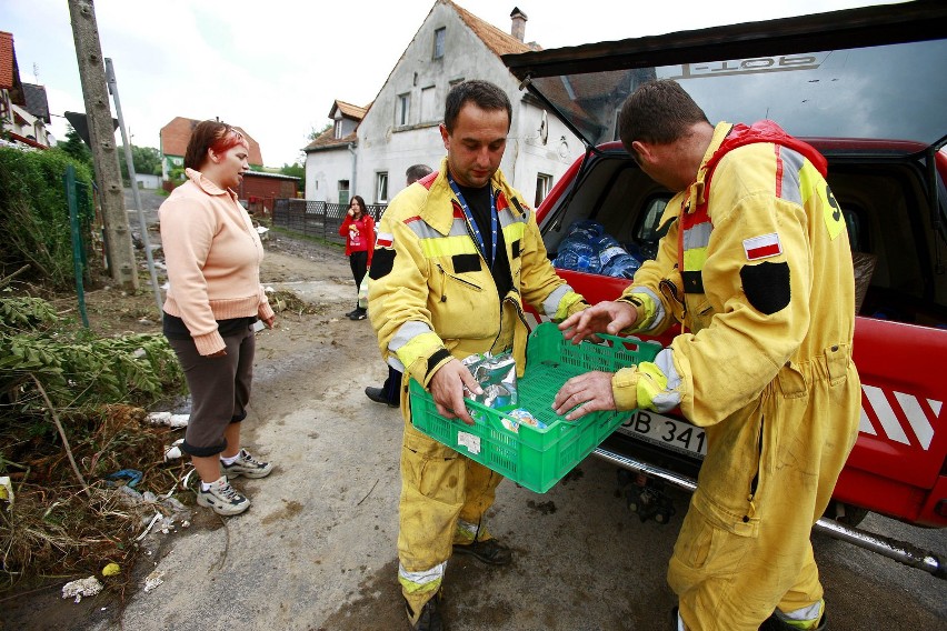 Zobacz jak wałbrzyscy strażacy niosą pomoc mieszkańcom Bogatyni (ZDJĘCIA)