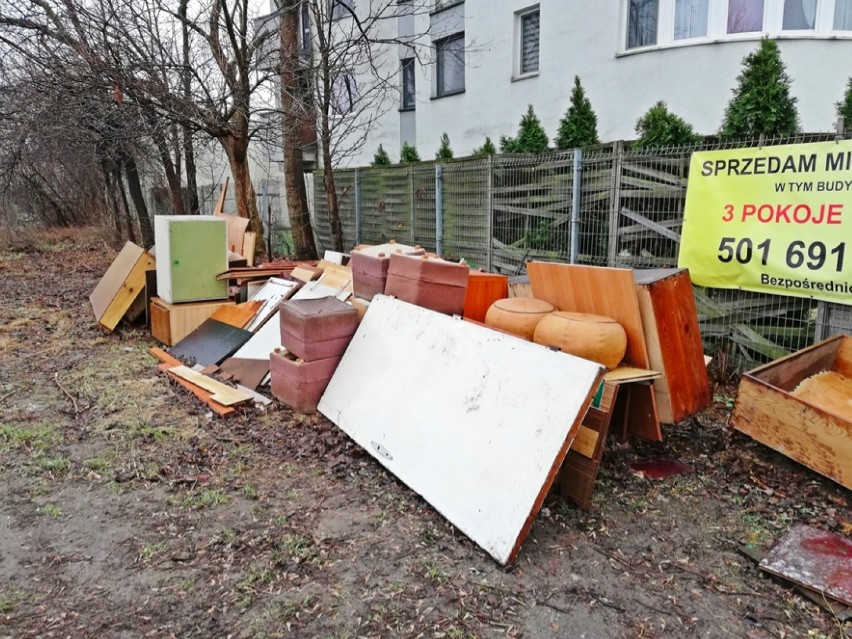 Rowery zwisające z przystanków, porzucone lodówki i... trumna. Nietypowe ''śmieci'' na warszawskich ulicach