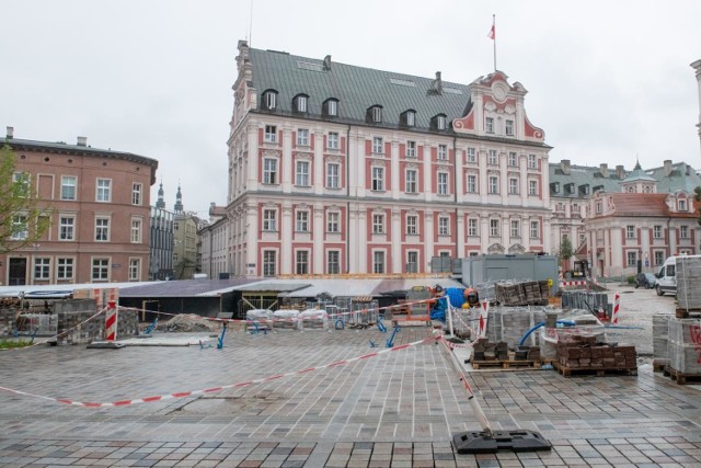 Dwoje seniorów zostało zaatakowanych we wtorek po południu na placu Kolegiackim w Poznaniu. To kolejne tego typu zdarzenie.