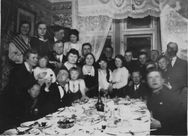 Fotografia grupy osób siedzących przy stole podczas Świąt Wielkanocnych w Kaliszu z ok. 1934 r.

