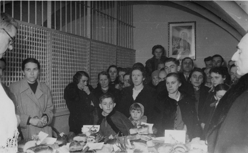 Fotografia przedstawia rodzinę Jóźwiaków w klasztorze sióstr...