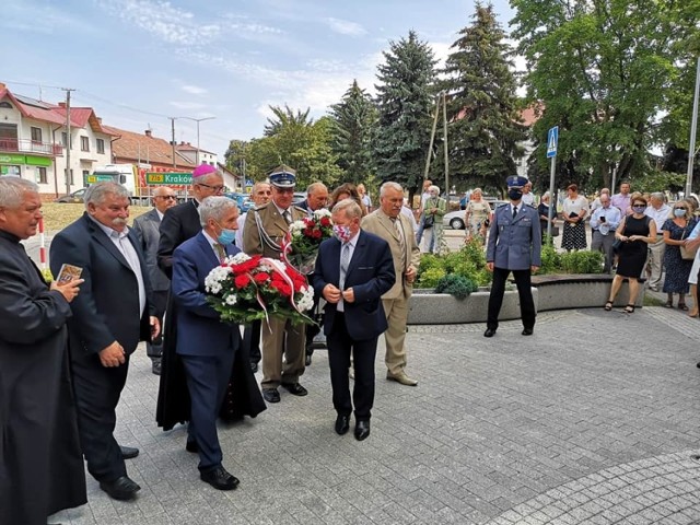 Święto rozpoczęło się o godzinie 12 mszą święta odprawiona w kościele pod wezwaniem Podwyższenia Krzyża Świętego. Przewodniczył jej będzie biskup pomocniczy diecezji kieleckiej Andrzej Kaleta. Po mszy uczestnicy nabożeństwa złożyli kwiaty przed figurą świętego Rocha. 

