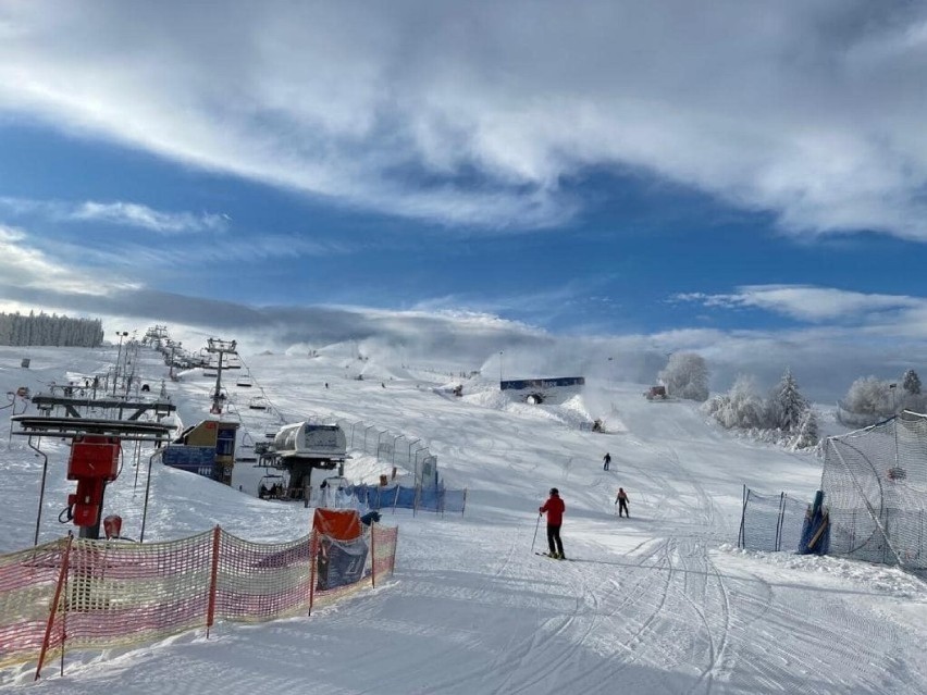 Beskid Sądecki/ Limanowszczyzna. Sezon na narty rozpoczęty. Stoki są przygotowane na zimowe szaleństwo, chętnych narciarzy nie brakuje. 
