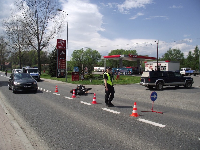 Jelenia Góra: Motocyklista zderzył się z osobówką (ZDJĘCIA)