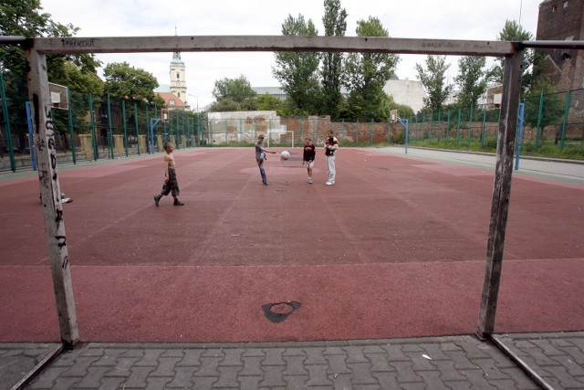 Szkolne boiska w Legnicy są jak nowe. Boisko SP4 jeszcze niedawno wyglądało tak.