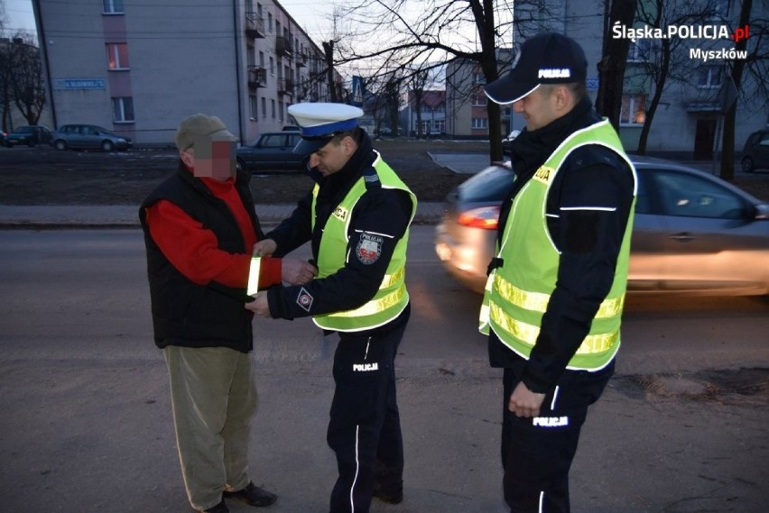 Myszków: Policyjna akcja "Bezpieczny pieszy". Na terenie powiatu rozdawano odblaski [ZDJĘCIA]