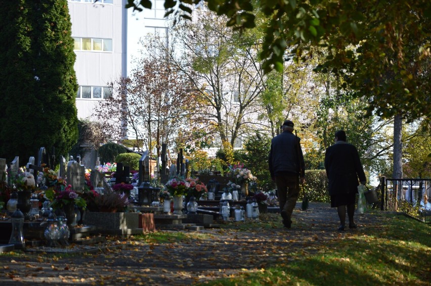 Mieszkańcy Świebodzina porządkują groby swoich bliskich.
