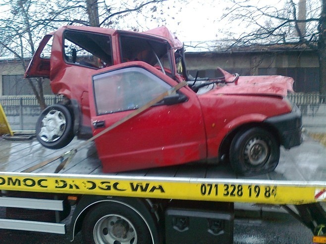 Wrocław: Zderzenie cinquecento z szynobusem (ZDJĘCIA)