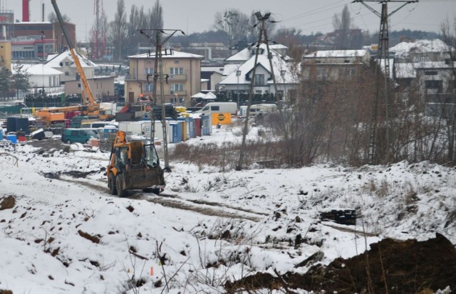 W otoczeniu wiaduktu na ulicy Struga/Kozienickiej trwają już roboty budowlane przy budowie trasy kolejowej.