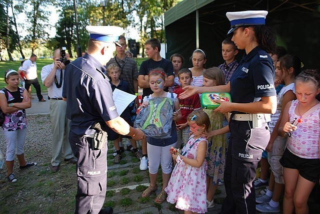 Na terenie Parku Jordanowskiego w Brzozowie odbyła się impreza plenerowa z okazji Dni Brzozowa. Brzozowscy policjanci po raz kolejny wzięli w niej udział. Kom. Krzysztof Obłój, asp. szt. Kazimierz Barański i st. sierż. Joanna Baranowska z Wydziału Prewencji i Ruchu Drogowego brzozowskiej komendy zaprezentowali wykorzystywany w codziennej służbie sprzęt policyjny oraz promowali bezpieczeństwo. Każde dziecko bez problemu mogło zasiąść za kierownicą radiowozu i zrobić sobie pamiątkowe zdjęcie.