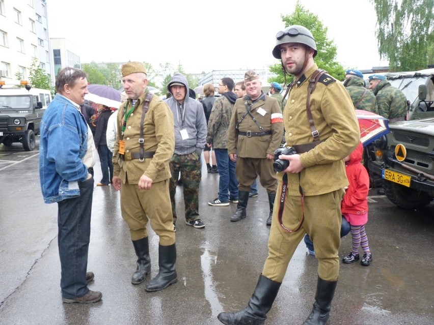 Zlot Pojazdów Militarnych Wapienniki 2012: Parada i pokaz w Radomsku [ZDJĘCIA+FILM]