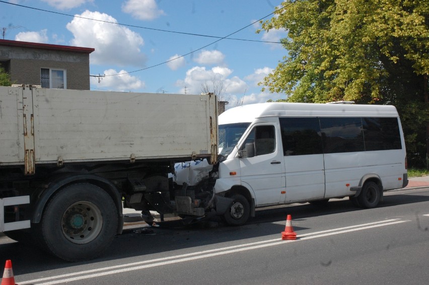 Wypadek busa w Wadowcach. 10 osób rannych