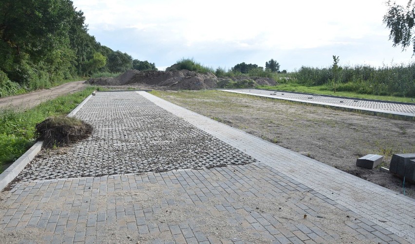 Malbork. Bulwar nad Nogatem zmienia się od roku. Internauci krytykują, że tempo prac jest tak wolne, jak nurt rzeki. Czy mają rację?