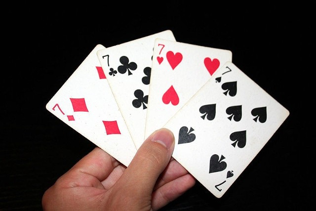 Źródło: http://commons.wikimedia.org/wiki/File:7_playing_cards.jpghttp://commons.wikimedia.org/wiki/File:7_playing_cards.jpg