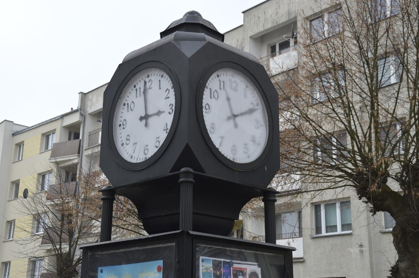 Zepsuty zegar na placu Wolności w Sztumie