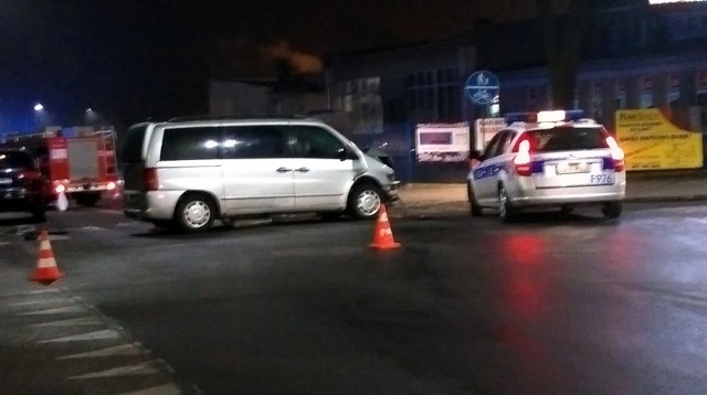 Wypadek na ul. Konstytucji 3 Maja w Rawie miał miejsce w czwartek 22 grudnia. Dwie osoby trafiły do szpitala.