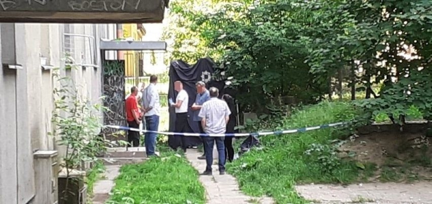 Tragedia przy Grunwaldzkiej w Kielcach. Nie żyje mężczyzna. Wypadł z dziewiątego piętra? 