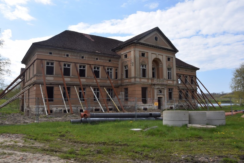 Zabytkowy pałac w Zdrzewnie czeka na remont. - Właściciel nie ma określonego terminu realizacji prac - mówi konserwator zabytków [WIDEO]