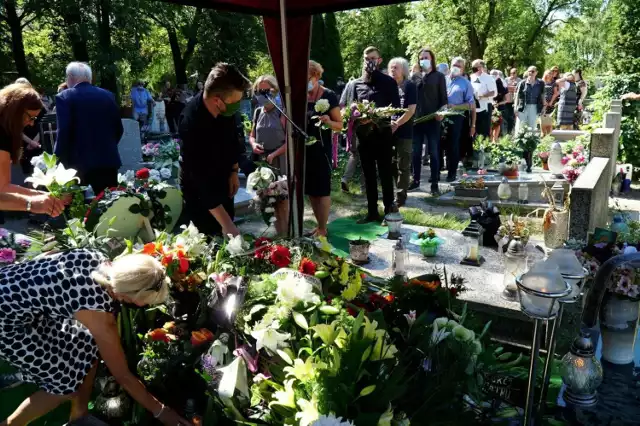 W piątek na Cmentarzu Górczyńskim odbył się pogrzeb Marka Zaradniaka, wieloletniego dziennikarza "Głosu Wielkopolskiego". W ostatniej drodze towarzyszyła mu rodzina, przyjaciele, znajomi, ludzie kultury i sztuki oraz koledzy z redakcji. 

Zobacz zdjęcia z pogrzebu ---->
