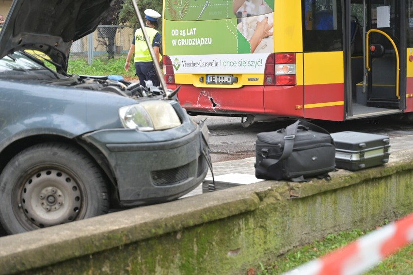 Wypadek na ul. Dworcowej w Grudziądzu. Samochód uderzył w...