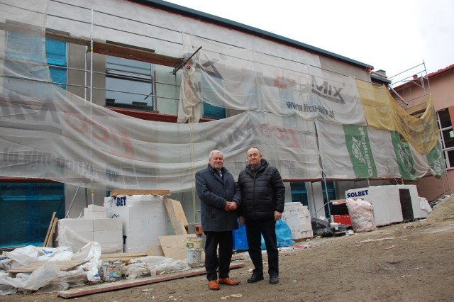 Burmistrz Kołaczyc Stanisław Żygłowicz i przewodniczący Rady Miejskiej w Kołaczycach Edward Zbylut doglądają budowę przedszkola