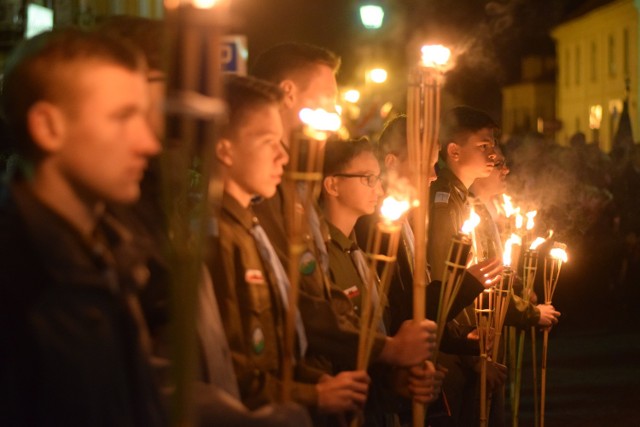 Na jarosławskim rynku zorganizowano obchody 99. rocznicy odzyskania przez Polskę niepodległości. Tradycyjnie główne uroczystości zostały zaplanowane wieczorem.