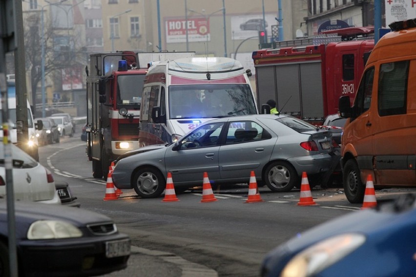 Wypadek na ulicy Złotoryjskiej w Legnicy [ZDJĘCIA]