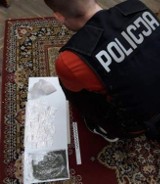 Ponad ćwierć kilograma narkotyków znaleźli policjanci w Sieradzu u 29-letniego mieszkańca miasta. Część schował pod poduszką