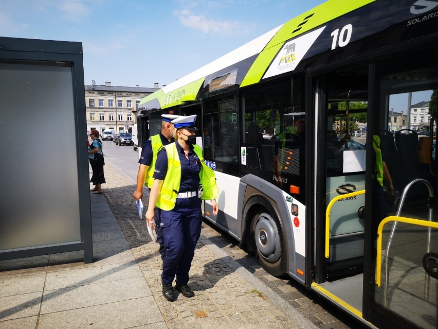 Policjanci kontrolowali miejskie autobusy w Tomaszowie Maz. w związku z COVID-19 [ZDJĘCIA]