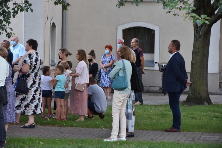 Nowy Tomyśl. Zrezygnowano z marszu, jednak odbyło się spotkanie pod kościołem [ZDJĘCIA]