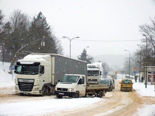 W Starachowicach trwają przygotowania do Akcji Zima. Miasto obiecuje, że w obecnym sezonie zimowym zostanie zwiększona częstotliwość sypania mieszanką piaskowo-solną wszystkich newralgicznych punktów