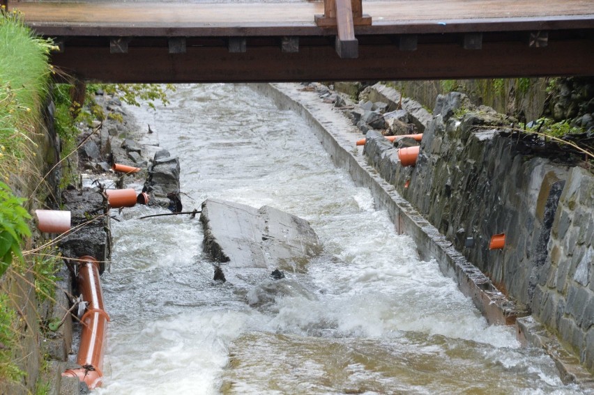 Zakopane. Od dwóch lat zawalony mur blokuje koryto potoku [ZDJĘCIA]