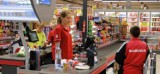 Kasjerzy odchodzili do Lidla i Biedronki. Kaufland szykuje podwyżki [ZAROBKI W DYSKONTACH]