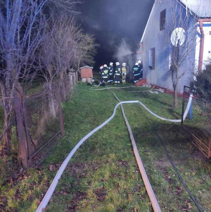 21.11.2021 r. Grzęska. Pożar kotłowni przy budynku...