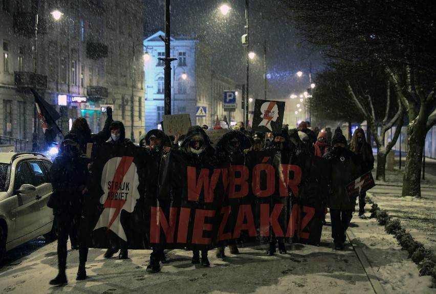 Strajk Kobiet, Piotrków: Protest przed biurem PiS na Rynku...