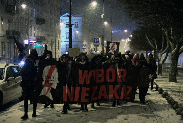 Strajk Kobiet, Piotrków: Protest przed biurem PiS na Rynku Trybunalskim w Piotrkowie, 28 stycznia 2021