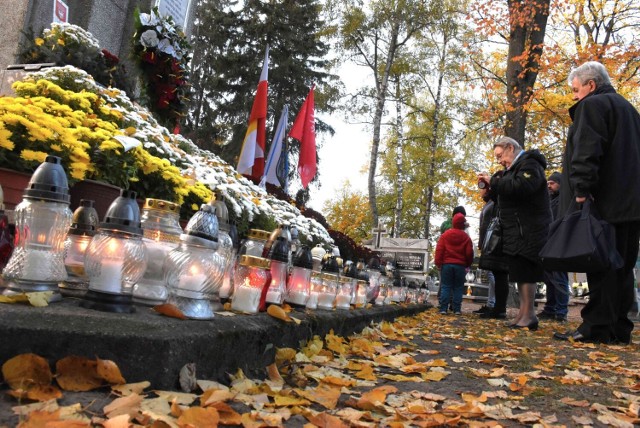 Inowrocławianie i mieszkańcy powiatu licznie odwiedzali 1 listopada cmentarze. Odwiedzali groby bliskich, miejsca pamięci, brali udział w kwestach