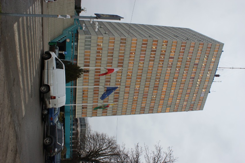 Błędnie zawieszone flagi przed Urzędem Wojewódzkim w Gorzowie.