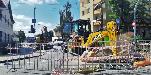 Służby pracują przy usuwaniu awarii sieci kanalizacyjnej przy skrzyżowaniu ulic Kurasia i Sienkiewicza